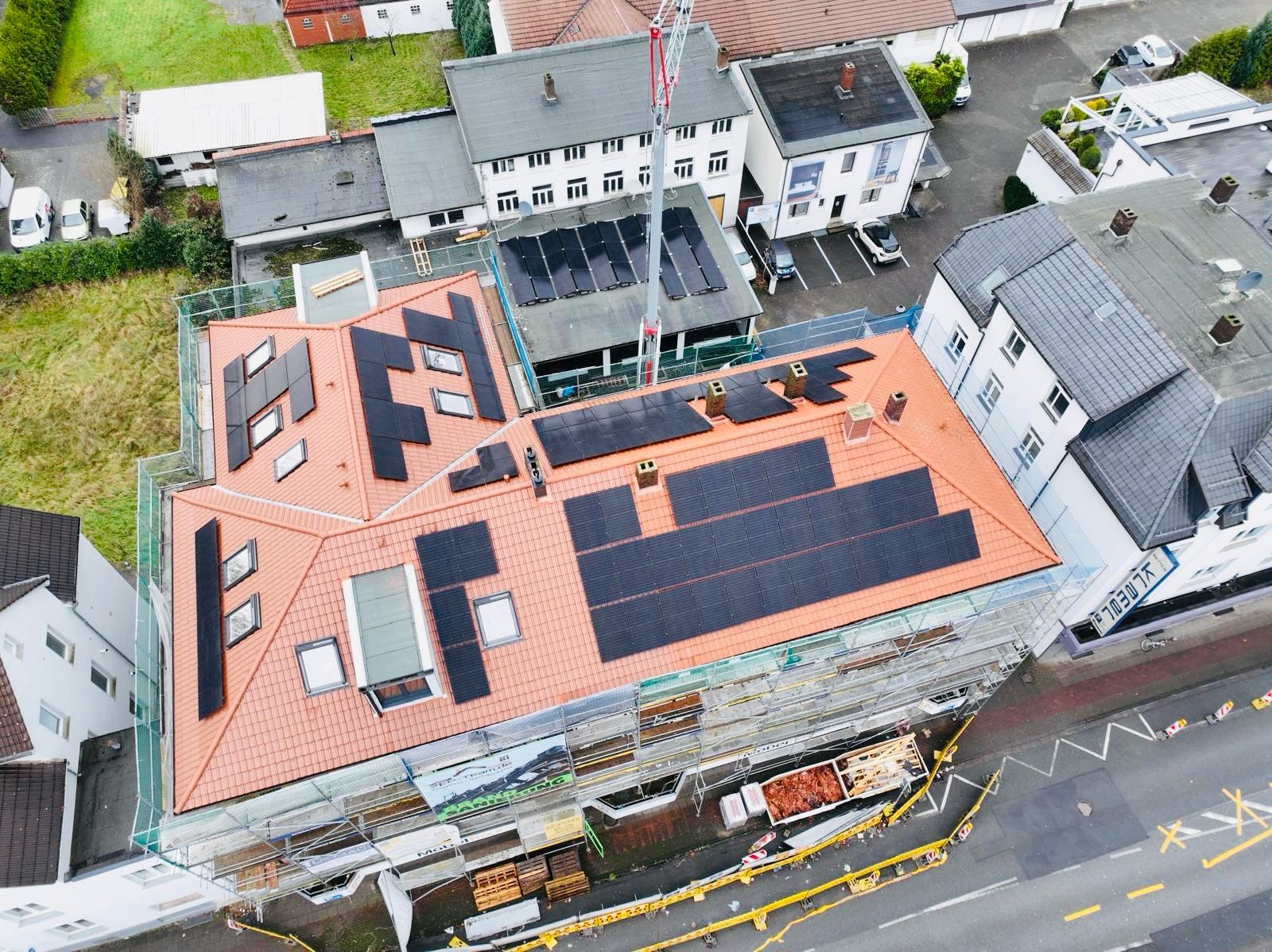 Mehrfamilienhaus mit Gewerbe Flachdach 38 kWp